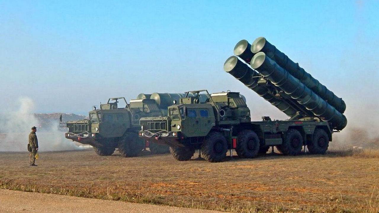 Боевые расчёты ЗРК С-400 «Триумф» стреляют без промаха и замечаний.