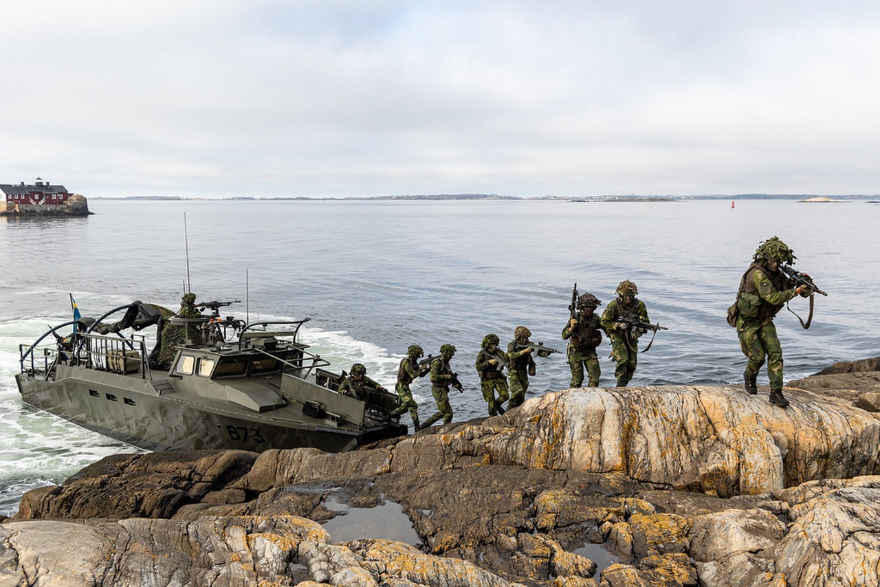 Шведские морские пехотинцы «захватывают» остров недалеко от Гётеборга.