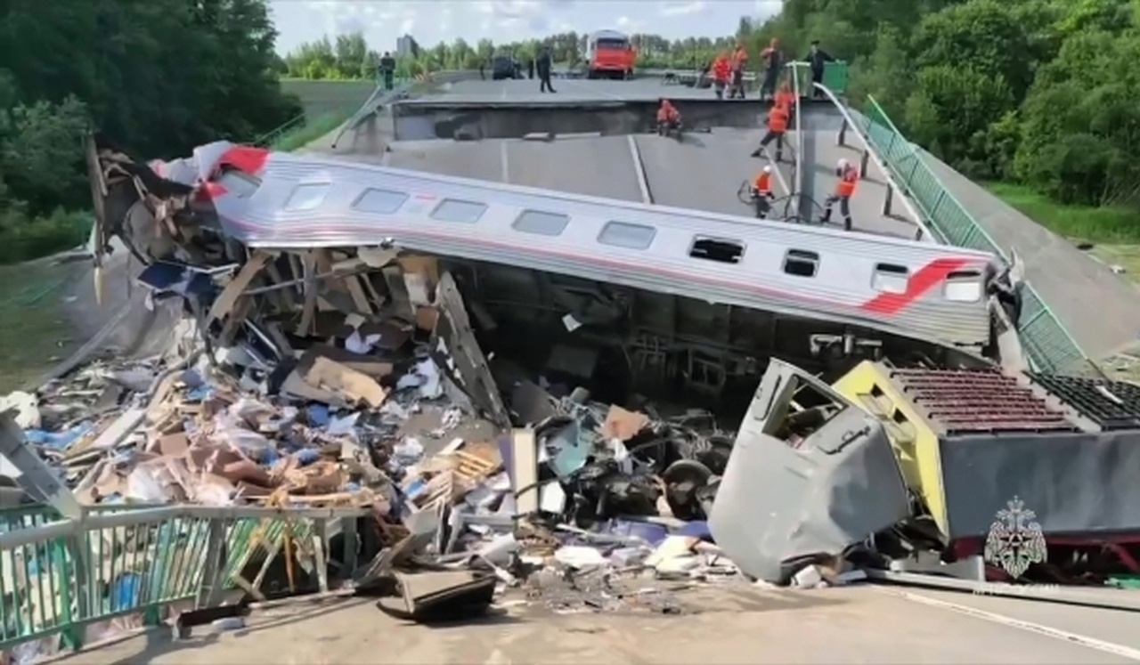 Один из вагонов поезда Климов - Москва, раздавленный обрушившимся мостом. Брянская область.